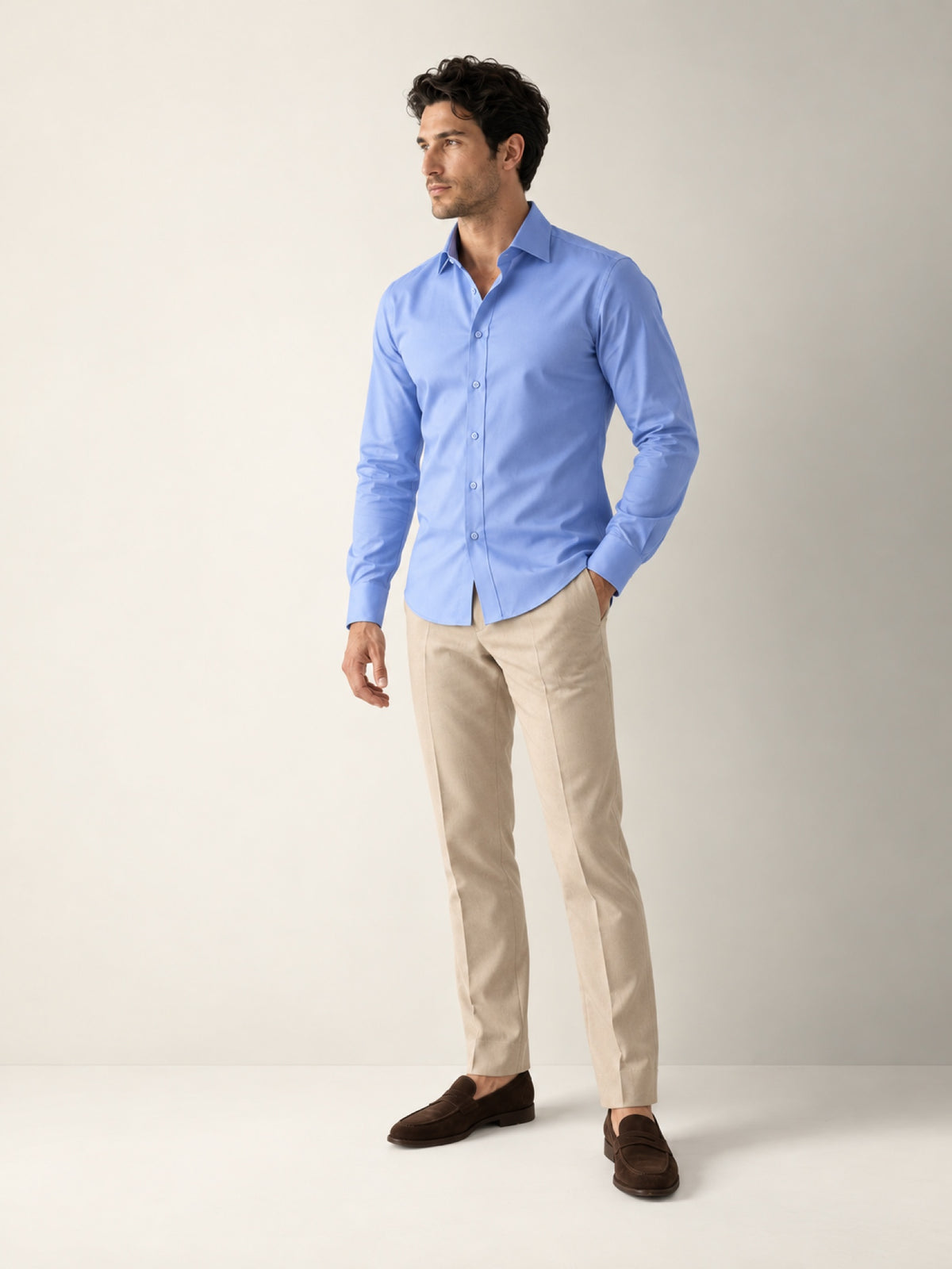 ERTENSHIRT Non-Iron mavi uzun kollu slim fit pamuk erkek gömlek – manken üzerinde tam boy görünüm